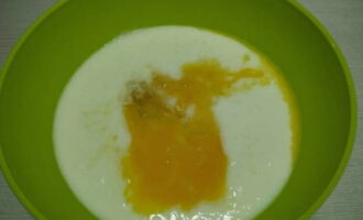Đối với bột, trong một bát sâu, kết hợp kefir, soda và trứng, nêm muối và tiêu xay, tập trung vào sở thích của bạn.