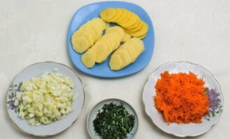 Gọt vỏ và cắt nhỏ cà rốt bằng dụng cụ vắt có lỗ nhỏ, gọt vỏ khoai tây và cắt thành từng lát mỏng, thái nhỏ rau xanh. Chúng tôi vặn thịt qua máy xay thịt và chiên trong vài phút với một lượng nhỏ dầu thực vật, rắc muối và gia vị. Sau khi xử lý nhiệt, cho qua máy xay thịt một lần nữa và để thời gian nguội.