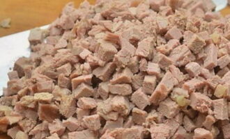 O bucată de carne de porc se fierbe în prealabil în bulion cu adaos de sare și orice condimente. Carnea de porc fiartă se taie cubulețe mici. Se lasă bulionul.