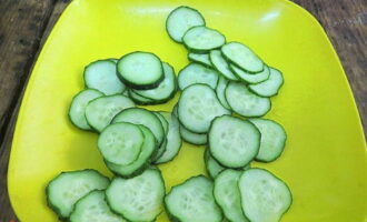 A kis uborkát ugyanolyan körökre vágjuk, mint a retket.