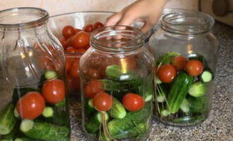  Spalam bine legumele si scoatem capetele castraveților. Apoi asezam compact legumele in borcane in orice ordine.