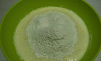 Thêm bột mì và nhào bột.