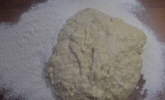 Apoi aluatul este așezat pe un blat cu făină, iar frământarea continuă cu mâinile. In timpul framantarii se toarna ulei vegetal in aluat si se adauga restul de faina.