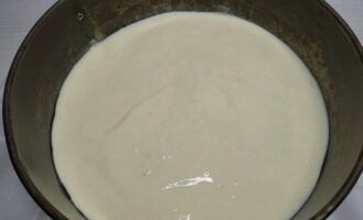 Phủ một lớp bơ mỏng lên đĩa nướng có thành cao và đổ ½ đế lỏng vào.