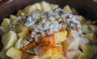 Afegiu les patates fregides a les patates, ruixeu-les amb sal, pebre vermell, pebre mòlt i granulats d'all - barregeu-ho bé i aboqueu-hi una petita quantitat de nata perquè quedi sucosa.