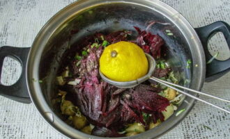 Tăiați sfecla fiartă în fâșii foarte subțiri și puneți-le într-un castron. Stropiți totul cu sare și piper negru după gust și adăugați sucul de la o jumătate de lămâie.