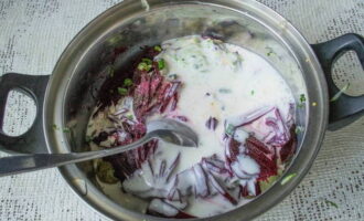 Turnați aceste ingrediente în chefir rece, de preferință plin de grăsime.