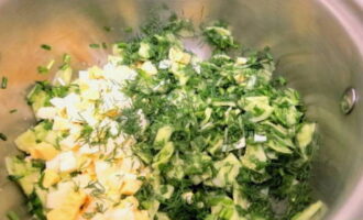 Trứng được chuyển vào cùng một bát và thêm thì là thái nhỏ vào.
