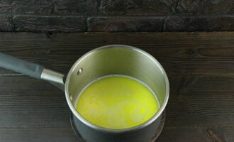 Giet de melk in een pan en voeg een stuk boter toe - zet het op laag vuur en smelt al roerend de boter en verwarm.