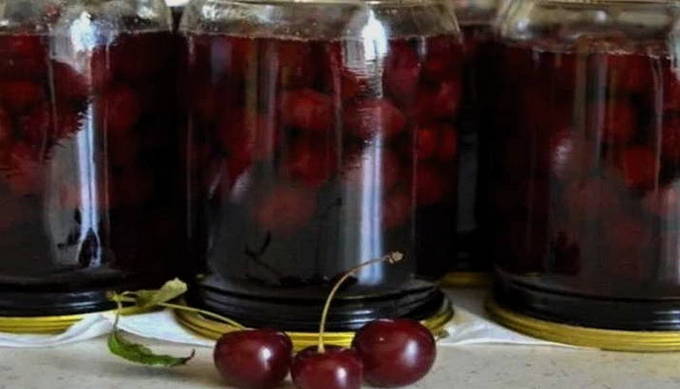 Cherry jam na may mga hukay para sa taglamig
