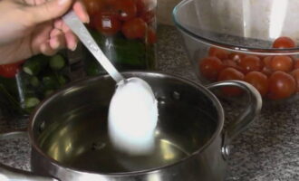 Pentru un litru și jumătate de apă, adăugați 8 linguri de zahăr, 2 linguri de sare și aduceți la fiert.