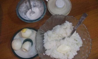 În acest timp, umplutura se prepară din ingredientele specificate în rețetă. Ouăle și orezul pentru umplutură se fierb în prealabil.