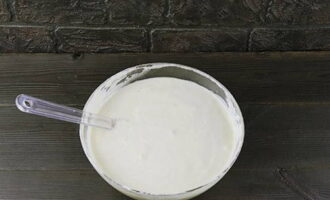 Voeg het melk- en roommengsel in 2-3 keer toe aan het deeg en meng een beetje totdat de producten samenkomen.
