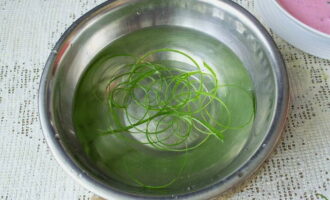 Pentru o prezentare frumoasă, tăiați penele de ceapă verde în fâșii lungi și subțiri și puneți-le în apă cu gheață, astfel încât ceapa să se bucleze în inele.