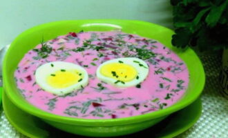 Shaltiborstai, hay borscht lạnh của Litva, được chế biến theo công thức cổ điển, được đổ ra đĩa và phục vụ cho bữa trưa. Bạn có thể thêm nửa quả trứng vào mỗi đĩa. Chúc ngon miệng!