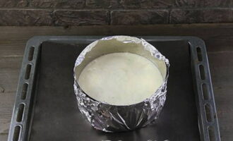 Giet het werkstuk in de vorm en plaats het in de oven: bak op een temperatuur van 170 graden (open de deur niet zodat het halffabrikaat niet bezinkt).