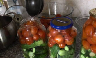 Se toarnă marinada clocotită peste castraveți și roșii și imediat închide borcanele ermetic. Apoi le răsturnăm pe capace, le acoperim strâns cu o pătură caldă și, după răcire, le transferăm într-un loc permanent pentru păstrarea conservelor de casă. Acest sortiment poate fi depozitat bine într-un apartament. Mult succes si preparate delicioase! 	