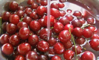 Ang limang minutong cherry jam para sa taglamig ay napakadaling ihanda. Maingat naming pinag-uuri ang mga hinog na seresa, inaalis ang mga tangkay at mga nasirang berry.Pagkatapos ay banlawan namin ito ng malamig na tubig na tumatakbo at alisin ang labis na kahalumigmigan alinman sa isang tuwalya o iling ito ng mabuti sa isang colander.