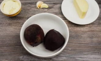 Cum să faci o salată de sfeclă simplă și gustoasă? Leguma se spală bine și se fierbe până se înmoaie și timp de 1 oră.Apoi rădăcinoasele se răcesc și se curăță de coajă. Toate ingredientele sunt preparate conform rețetei și a numărului de porții de care aveți nevoie.