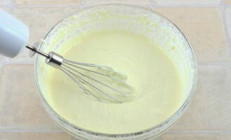 Keso läggs i en annan skål. Om din keso är kornig mals den genom en sil. Bryt ner ägg i kesoen, tillsätt socker och en påse vaniljsocker. Dessa ingredienser blandas med en visp eller mixer tills de är jämna.