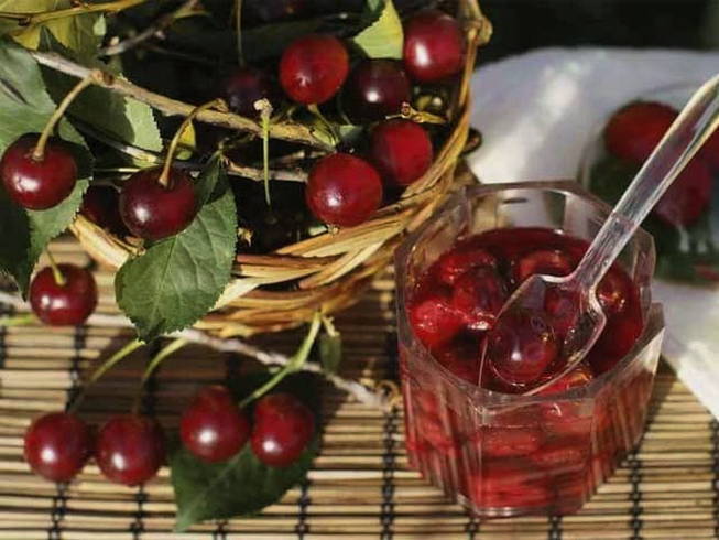 Limang minutong cherry jam para sa taglamig