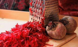 Sfecla coaptă se curăță, se toacă pe răzătoarea grosieră, se transferă într-o tavă cu borș și se amestecă cu zeama de lămâie.
