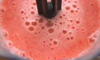 Innan du sätter ihop kakan, förbered krämen. Häll gelatin i 140 ml kallt vatten och, efter svällning, värm det tills det löser sig helt i ett vattenbad eller i mikrovågsugn. Lägg 300 g jordgubbar i en mixerskål. Häll upplöst gelatin med citronsaft i det, tillsätt 100 g strösocker och mal allt tills det är slätt.