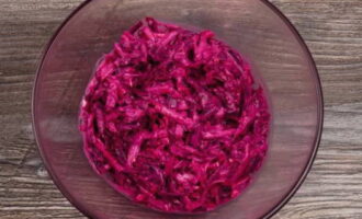 Ingredientele tocate se transfera din salatiera. La ele se adauga maioneza si se adauga sare dupa gust. Salata se amestecă și se gustă.