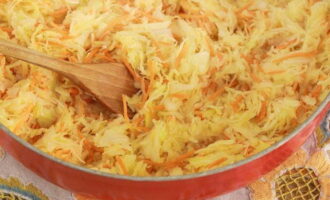 Pune vasul cu salata la frigider pentru 1-2 ore. In acest timp se va marina, iar salata isi va capata gustul, ca intr-o sala de mese. Luați o mostră din salată, adăugați ce lipsește după gustul dvs. și serviți preparatul la prânz. Poftă bună!