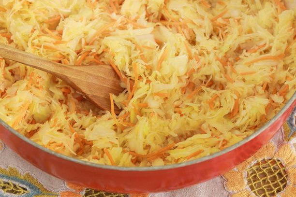 Salată proaspătă de varză și morcovi