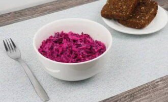 Apoi salata preparata din sfecla cu branza si usturoi se pune la frigider pentru o jumatate de ora si apoi se decoreaza cu nuca tocata si se serveste. Poftă bună!