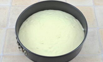 Ostmassafyllningen läggs jämnt på smulskiktet.