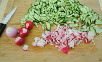 Innan du serverar rätten, hacka grönsakerna som anges i receptet (gurkor, rädisor, potatis och tvättade gröna). Skärformen kan vara vilken som helst, men det är lämpligt att hacka grönsakerna fint. Lägg de hackade grönsakerna i en separat skål. Tillsätt äggulor och finhackad vita till den. Blanda allt väl och kyl även denna stickling.