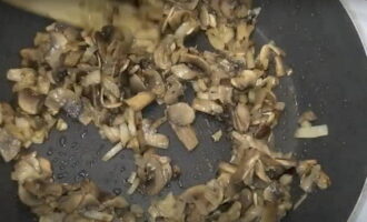 Paano maghanda ng masarap na salad na may pritong champignon? Ang mga sangkap para sa salad ay inihanda ayon sa recipe at pinutol sa mga piraso. Ang sibuyas ay pinutol sa maliliit na cubes. Ang mga hard-boiled na itlog at matapang na keso ay dinurog sa isang magaspang na kudkuran. Ang mga kamatis ay pinutol sa manipis na kalahating singsing. Ang pinausukang dibdib ay pinalaya mula sa balat at mga buto at pinutol sa mga cube. Ang mga champignon ay hugasan, hiniwa at pinirito hanggang malambot kasama ang sibuyas.
