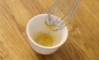 Đặt các nguyên liệu làm nước sốt được chỉ định trong công thức vào một bát riêng. Đánh chúng thành một khối đồng nhất.