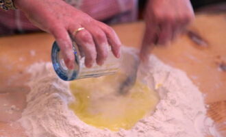 Aboqueu un got d'aigua tèbia a l'oli. Barregeu ràpidament aquests ingredients amb les mans. A continuació, amasseu bé la massa durant 15-20 minuts fins que tingui una textura elàstica suau. La massa s'ha de deixar reposar durant 15-30 minuts. Passat aquest temps, està llest per al seu ús. 