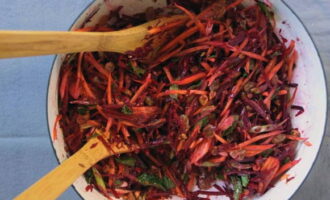 Chuyển củ cải và cà rốt đã chuẩn bị vào bát salad. Thêm nho khô vàng đã rửa sạch vào chúng với số lượng bất kỳ. Sau đó rưới nước sốt mật ong cay lên món salad và trộn mọi thứ cẩn thận. Thêm lá bạc hà vào món salad để có hương vị tươi ngon. Để salad trong 1-2 giờ ở nhiệt độ phòng để rau tiết ra nước và thấm mùi thơm của gia vị.