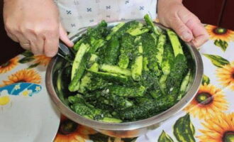Segons la recepta, tots els ingredients per a la marinada i les verdures picades s'afegeixen als cogombres. A continuació, es barregen bé els cogombres i es deixen 6 hores perquè donin prou suc. Durant la infusió, els cogombres es barregen diverses vegades. Segons la recepta, tots els ingredients per a la marinada i les verdures picades s'afegeixen als cogombres. A continuació, es barregen bé els cogombres i es deixen 6 hores perquè donin prou suc. Durant la infusió, els cogombres es barregen diverses vegades.
