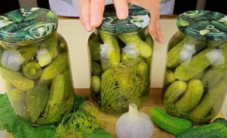 Scurgeți din nou apa din borcane și turnați două linguri de oțet 9% în fiecare borcan. Apoi turnați marinada fierbinte peste castraveți și sigilați imediat borcanele ermetic. Așezați-le pe capace, acoperiți-le cu o pătură caldă și, după răcire, transferați-le într-o zonă de depozitare pentru conservele de casă. Castraveții murați dulci sunt gata pentru iarnă! Mult succes si preparate delicioase!