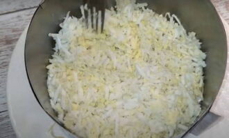 Ang mga gadgad na itlog ay inilalagay sa ibabaw ng keso at tinatakpan din ng mayonesa.