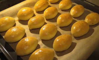 Dividiu la massa enrotllada a trossos, formeu-hi pastissos amb el farcit que escolliu, unteu-ho amb ou batut i poseu-ho al forn fins que estigui daurat. Una cocció feliç i deliciosa!