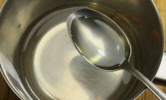 Porteu la marinada a ebullició, aboqueu-hi una cullerada i mitja d'oli vegetal i 50 ml de vinagre de taula. Després de tornar a bullir, apagueu el foc.