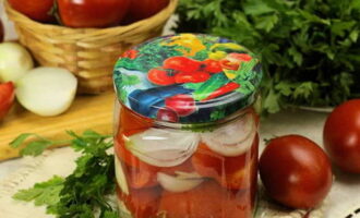 Deixeu el pot amb rodanxes de tomàquet i ceba durant 12 hores perquè es refredi completament i sense embolicar-lo amb un abric de pell. És millor emmagatzemar aquesta conservació en un lloc fresc. Preparacions delicioses i reeixides!