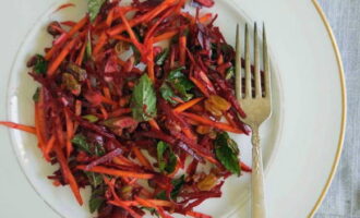 Đặt món salad củ cải đường và cà rốt sống đã chuẩn bị sẵn vào đĩa chia thành từng phần, dọn ra và bạn có thể thưởng thức sự kết hợp khác thường giữa hương vị và mùi thơm của món ăn này. Chúc ngon miệng!