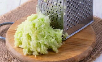 Ang mga pancake ng zucchini ay napakadaling ihanda. Hugasan ang zucchini para sa paggawa ng pancake at tuyo ito ng isang napkin. Kung ang iyong zucchini ay hindi bata, pagkatapos ay alisin ang alisan ng balat at mga buto. Pagkatapos ay pinutol namin ito sa isang medium grater.