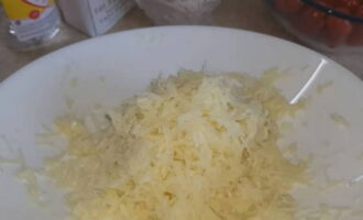 Om tomaten in de sneeuw met knoflook voor de winter te bereiden, kies je kleine, sterke tomaten van de Slivka- of kersenvariëteit. Spoel de tomaten onder stromend water en prik de schil aan de onderkant van de steel. Pel de knoflook en hak deze op een of andere manier fijn, zodat er vlokken ontstaan. Om tomaten in de sneeuw met knoflook voor de winter te bereiden, kies je kleine, sterke tomaten van de Slivka- of kersenvariëteit. Spoel de tomaten onder stromend water en prik de schil aan de onderkant van de steel. Pel de knoflook en hak deze op een of andere manier fijn, zodat er vlokken ontstaan.