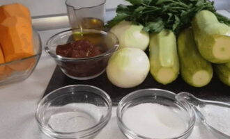 เตรียมผักและเครื่องเทศทั้งหมดตามสูตร ปอกเปลือกและล้างผัก ควรเลือกบวบอ่อนหั่นเป็นก้อนใหญ่ บดแครอทโดยใช้เครื่องขูดเกาหลี ตัดหัวหอมเป็นวงแหวนบาง ๆ สับผักใบเขียวอย่างประณีตด้วยมีด