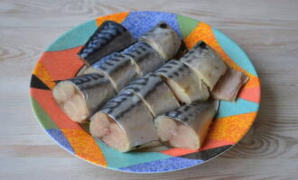Ang paghahanda ng mackerel sa mga garapon para sa taglamig ay napaka-simple. Para sa paghahandang ito, hindi namin ganap na i-defrost ang isda upang ang mga piraso ay mapanatili ang kanilang hugis kapag hinihiwa. Pagkatapos ay linisin namin ang mackerel, banlawan ito sa ilalim ng tubig na tumatakbo at gupitin ito sa mga piraso. Budburan ang mga ito ng asin at ibuhos ang juice ng kalahating lemon.