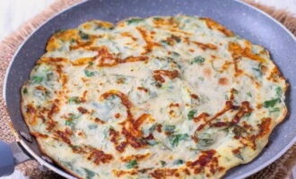 Gamit ang isang spatula, maingat na baligtarin ang pancake at iprito hanggang ginintuang kayumanggi sa kabilang panig.