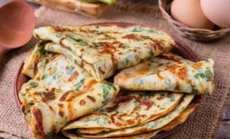 Ilagay ang mga inihurnong pancake sa isang stack sa isang plato o tiklupin ang mga ito sa apat.